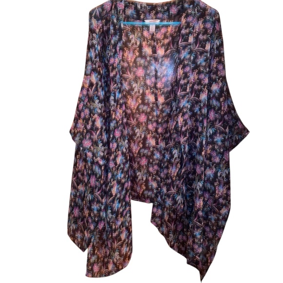 Arizona Jean Company Tops - Arizona Jean Co Kimono Black with flowers and pockets. SZ XL